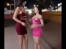 Dos putas se desnudan en publico