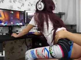 CUTE GIRL PLAYING OVERWATCH WITH COCK INSIDE FULL HERE - bit.ly/d full
