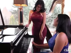 Busty Latina lesbians Kesha and Sheila Ortega fuck each other with a vibe