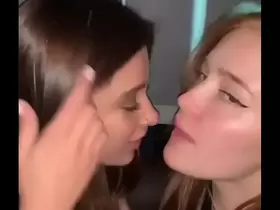Vazou!! Bella Thorne parabenizando a formanda com beijo sensual